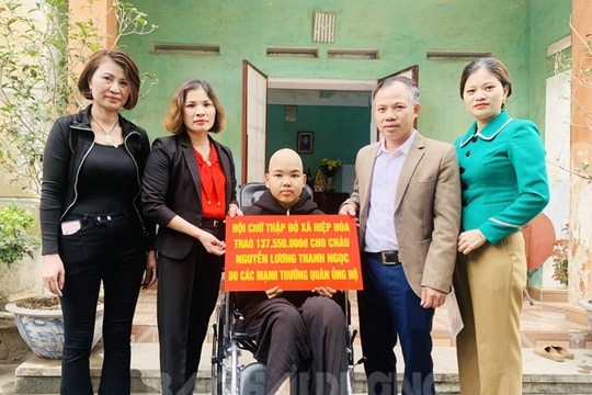 Hơn 200 triệu đồng hỗ trợ bé gái bị ung thư xương ở xã Hiệp Hòa